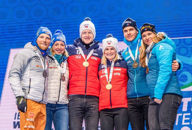 20.02.2020, Suedtirol Arena, Antholz, ITA, IBU Weltmeisterschaften Biathlon, Single Mixed Staffel, Siegerehrung, im Bild v.l. Silbermedaillengewinner Erik Lesser (GER), Franziska Preuss (GER) Weltmeister und Goldmedaillengewinner Johannes Thingnes Boe (NOR), Marte Olsbu Roeiseland (NOR), Bronzemedaillengewinner Emilien Jacquelin (FRA), Anais Bescond (FRA) f.l. Silver medalist Erik Lesser Franziska Preuss of Germany World champion and gold medalist Johannes Thingnes Boe Marte Olsbu Roeiseland of Norway Bronze medalist Emilien Jacquelin and Anais Bescond of France during the winner ceremony for the Single mixed relay of IBU Biathlon World Championships 2020 at the Suedtirol Arena in Antholz, Italy on 2020 02 20. Antholz