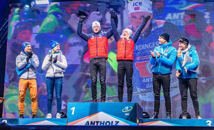 20.02.2020, Suedtirol Arena, Antholz, ITA, IBU Weltmeisterschaften Biathlon, Single Mixed Staffel, Siegerehrung, im Bild v.l. Silbermedaillengewinner Erik Lesser (GER), Franziska Preuss (GER) Weltmeister und Goldmedaillengewinner Johannes Thingnes Boe (NOR), Marte Olsbu Roeiseland (NOR), Bronzemedaillengewinner Emilien Jacquelin (FRA), Anais Bescond (FRA) f.l. Silver medalist Erik Lesser Franziska Preuss of Germany World champion and gold medalist Johannes Thingnes Boe Marte Olsbu Roeiseland of Norway Bronze medalist Emilien Jacquelin and Anais Bescond of France during the winner ceremony for the Single mixed relay of IBU Biathlon World Championships 2020 at the Suedtirol Arena in Antholz, Italy on 2020 02 20. Antholz
