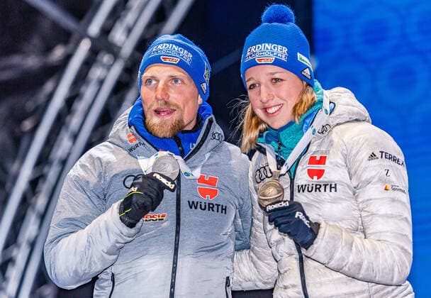 20.02.2020, Suedtirol Arena, Antholz, ITA, IBU Weltmeisterschaften Biathlon, Single Mixed Staffel, Siegerehrung, im Bild Silbermedaillengewinner v.l. Erik Lesser (GER), Franziska Preuss (GER) Silver medalist f.l. Erik Lesser and Franziska Preuss of Germany during the winner ceremony for the Single mixed relay of IBU Biathlon World Championships 2020 at the Suedtirol Arena in Antholz, Italy on 2020 02 20. Antholz