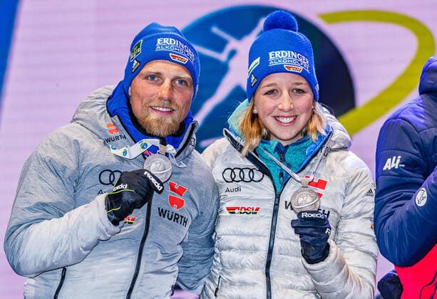 20.02.2020, Suedtirol Arena, Antholz, ITA, IBU Weltmeisterschaften Biathlon, Single Mixed Staffel, Siegerehrung, im Bild Silbermedaillengewinner v.l. Erik Lesser (GER), Franziska Preuss (GER) Silver medalist f.l. Erik Lesser and Franziska Preuss of Germany during the winner ceremony for the Single mixed relay of IBU Biathlon World Championships 2020 at the Suedtirol Arena in Antholz, Italy on 2020 02 20. Antholz