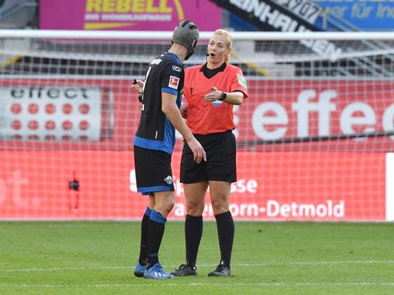 15.02.2020, Fussball GER, Saison 2019 2020, 1. Bundesliga, 22. Spieltag, SC Paderborn - Hertha BSC Berlin 1:2, edsrichterin Bibiana Steinhaus, re., mit Klaus Gjasula (SC Paderborn) Paderborn Nordrhein Westfalen Deutschland *** 15 02 2020, Football GER, Season 2019 2020, 1 Bundesliga, 22 matchday, SC Paderborn Hertha BSC Berlin 1 2, judge Bibiana Steinhaus, re , with Klaus Gjasula SC Paderborn Paderborn Paderborn North Rhine-Westphalia Germany Team2