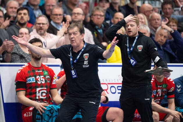 Lübbecke, Deutschland 20.02.2020: 1. Handball-Bundesliga - 2019 2020 - GWD Minden vs. Füchse Berlin (L-R) Velimir Petkovic (Trainer Berlin), Max Rinderle (Co-Trainer Berlin) Lübbecke Nordrhein-Westfalen Deutschland Kreissporthalle