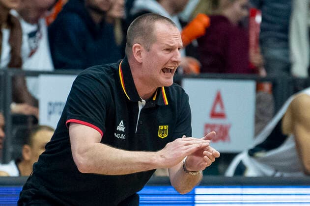 Basketball: EM-Qualifikation, Deutschland - Frankreich am 21.02.2020 im Rasta-Dome in Vechta (Niedersachsen). Bundestrainer Henrik Rödl feuert seine Spieler an. Copyright: xInderlied Kirchner-Mediax