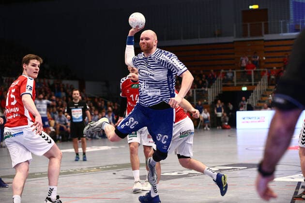 Handball 2. Handball Bundesliga 2019 2020 - Handball Sportverein Hamburg vs. VfL Gummersbach Alexander Becker (Gummersbach) im Sprungwurf aufs Tor, links Dominik Axmann (Hamburg) Sporthalle Alsterdorf Hamburg Foto: Frank Schoof