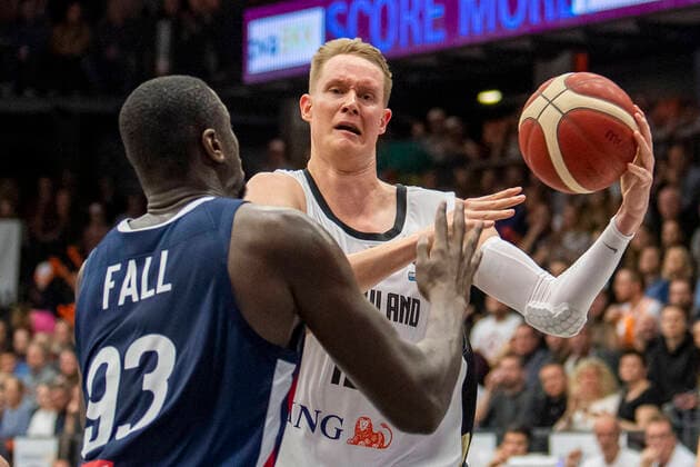 Basketball: EM-Qualifikation, Deutschland - Frankreich am 21.02.2020 im Rasta-Dome in Vechta (Niedersachsen). Frankreichs Moustapha Fall (l.) und Deutschlands Robin Benzing kämpfen um den Ball. Copyright: xInderlied Kirchner-Mediax