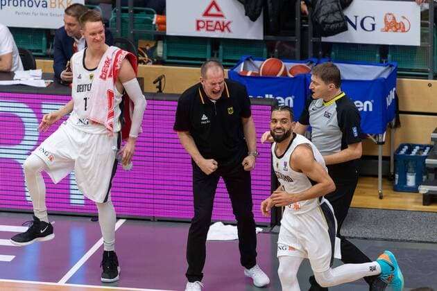 Basketball Vechta 21.02.2020 FIBA EuroBasket 2021 Qualifier Qualifikation Deutschland (GER) - Frankreich (FRA) Henrik Rödl (Deutschland, Bundestrainer) Rodl Roedl Joshiko Saibou (Deutschland, No.01) Robin Benzing (Deutschland, No.12)