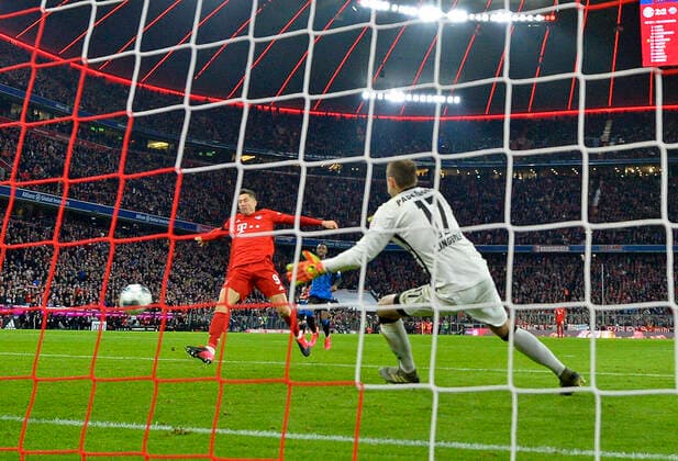 Sport Bilder des Tages 21.02.2020, Fussball 1. Bundesliga 2019 2020, 23. Spieltag, FC Bayern München - SC Paderborn 07, in der Allianz-Arena München. li: Robert Lewandowski (FC Bayern München) erzielt das Tor zum 3:2 gegen Torwart Leopold Zingerle (re, SC Paderborn 07). ***DFL and DFB regulations prohibit any use of photographs as image sequences and or quasi-video.*** *** 21 02 2020, Football 1 Bundesliga 2019 2020, 23 Matchday, FC Bayern München SC Paderborn 07, in the Allianz Arena München li Robert Lewandowski FC Bayern München scores the goal for 3 2 against goalkeeper Leopold Zingerle re, SC Paderborn 07 DFL and DFB regulations prohibit any use of photographs as image sequences and or quasi video
