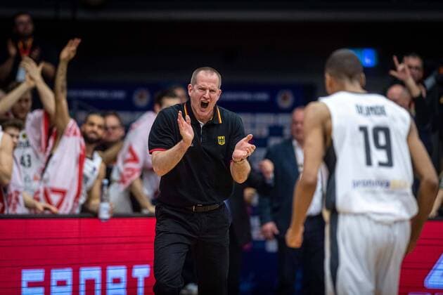 Basketball Vechta 21.02.2020 FIBA EuroBasket 2021 Qualifier Qualifikation Deutschland (GER) - Frankreich (FRA) Henrik Rödl (Deutschland, Bundestrainer) Rodl Roedl Jubel Louis Olinde (Deutschland, No.19)