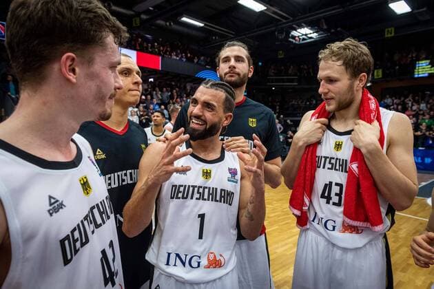 Basketball Vechta 21.02.2020 FIBA EuroBasket 2021 Qualifier Qualifikation Deutschland (GER) - Frankreich (FRA) Joshiko Saibou (Deutschland, No.01) Andreas Obst (Deutschland, No.42) Christian Sengfelder (Deutschland, No.43) Jubel