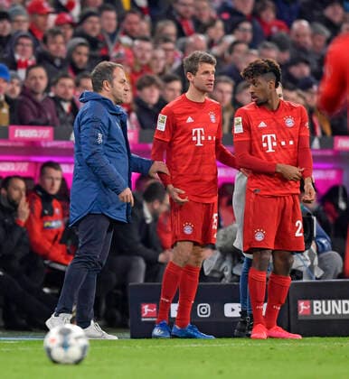 21.02.2020, Fussball 1. Bundesliga 2019 2020, 23. Spieltag, FC Bayern München - SC Paderborn 07, in der Allianz-Arena München. v.li: Trainer Hans-Dieter Flick (FC Bayern München) wechselt Thomas Müller (FC Bayern München) und Kingsley Coman (Bayern München) ein.