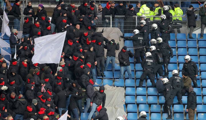2020 Bilder des Jahres, Sport 02 Februar Sport Themen der Woche KW08 Sport Bilder des Tages 2.Liga Saison 2019-2020 23. Spieltag Hamburger SV - FC St.Pauli Ausschreitungen vor dem Spiel im St.Pauli-Fanblock DFL REGULATIONS PROHIBIT ANY USE OF PHOTOGRAPHS AS IMAGE SEQUENCES AND OR QUASI-VIDEO *** 2 League Season 2019 2020 23 Matchday Hamburger SV FC St Pauli Pre-match riots in St Pauli Fanblock DFL REGULATIONS PROHIBIT ANY USE OF PHOTOGRAPHS AS IMAGE SEQUENCES AND OR QUASI VIDEO