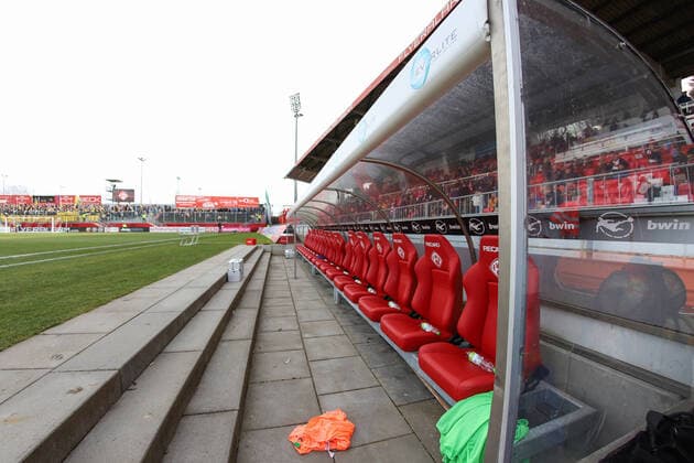 Fußball, Stadiongeschichte Würzburger Kickers 3. Liga; FC Wuerzburger Kickers - Eintracht Braunschweig; 22.02.2020 Bank der Wuerzburger Kickers, 3. Liga, FC Wuerzburger Kickers - Eintracht Braunschweig, 22.02.2020, Wuerzburg, FLYERALARM Arena DFL regulations prohibit any use of photographs as image sequences and or quasi-video Copyright: xBEAUTIFULxSPORTS JulienxChristx