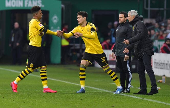 22.02.2020, xblx, Fussball 1.Bundesliga, SV Werder Bremen - Borussia Dortmund emspor, v.l. Jadon Sancho (Borussia Dortmund), Giovanni Reyna (Borussia Dortmund), Trainer Lucien Favre (Borussia Dortmund), Auswechslung, Wechsel, Einwechslung (DFL DFB REGULATIONS PROHIBIT ANY USE OF PHOTOGRAPHS as IMAGE SEQUENCES and or QUASI-VIDEO) Bremen
