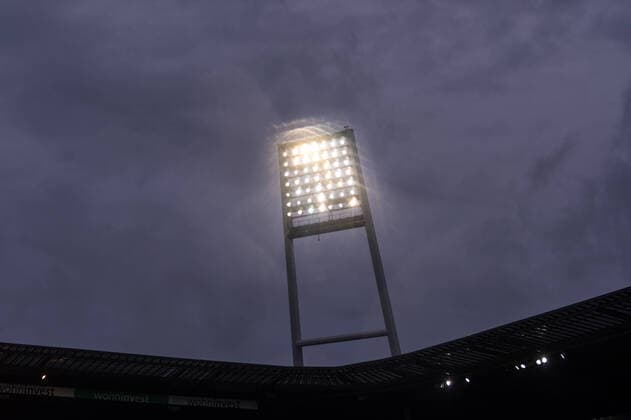 GER, SV Werder Bremen Borussia Dortmund 22.02.2020, wohninvest Weserstadion, Bremen, GER, SV Werder Bremen Borussia Dortmund, DFL REGULATIONS PROHIBIT ANY USE OF PHOTOGRAPHS AS IMAGE SEQUENCES AND OR QUASI-VIDEO. im Bild dunkle Wolken ziehen über das Westestadion *** GER, SV Werder Bremen Borussia Dortmund 22 02 2020, wohninvest Weserstadion, Bremen, GER, SV Werder Bremen Borussia Dortmund, DFL REGULATIONS PROHIBIT ANY USE OF PHOTOGRAPHS AS IMAGE SEQUENCES AND OR QUASI VIDEO in the picture dark clouds are moving over the Westestadion nordphotoxKokenge nph00001