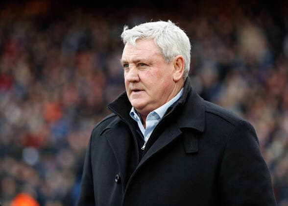 Fußball, Trainerhistorie Crystal Palace von 1905 bis heute 22nd February 2020; Selhurst Park, London, England; English Premier League Football, Crystal Palace versus Newcastle United; Newcastle United Manager Steve Bruce looks at the pitch while walking towards the dugout from the tunnel before kick off - Strictly Editorial Use Only. No use with unauthorized audio, video, data, fixture lists, club league logos or live services. Online in-match use limited to 120 images, no video emulation. No use in betting, games or single club league player publications ActionPlus12213410 JohnxPatrickxFletcher