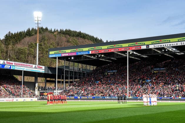 Fussball Bundesliga - 19 20 - SC Freiburg vs. Fortuna Duesseldorf - 22-02-2020 Die Schweigeminute fuer den Anschlag in Hanau, beim Fussball Bundesliga Spiel zwischen dem SC Freiburg und der Fortuna Duesseldorf, am Samstag, den 22. Februar 2020 im Schwarzwald-Stadion in Freiburg im Breisgau. DFL REGULATIONS PROHIBIT ANY USE OF PHOTOGRAPHS AS IMAGE SEQUENCES AND OR QUASI-VIDEO. Copyright: xBEAUTIFULxSPORTS GerdxGruendlx