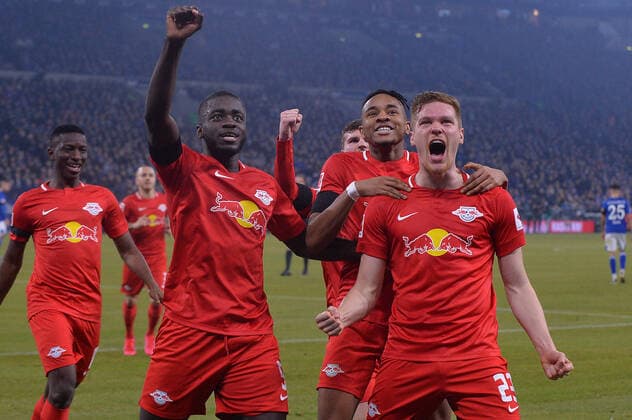 Fußball 1. Bundesliga 23. Spieltag FC Schalke 04 - RB Leipzig am 22.02.2020 in der Veltins Arena in Gelsenkirchen Torjubel zum 0:3 durch Marcel Halstenberg ( Leipzig ) DFL regulations prohibit any use of photographs as image sequences and or quasi-video. *** Football 1 Bundesliga 23 Matchday FC Schalke 04 RB Leipzig on 22 02 2020 in the Veltins Arena in Gelsenkirchen goal celebration for 0 3 by Marcel Halstenberg Leipzig DFL regulations prohibit any use of photographs as image sequences and or quasi video xHDx