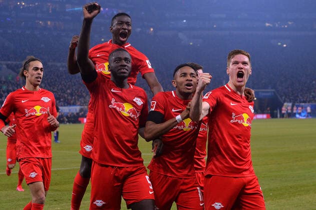 2020 Bilder des Jahres, Sport 02 Februar Sport Themen der Woche KW08 Sport Bilder des Tages Fußball 1. Bundesliga 23. Spieltag FC Schalke 04 - RB Leipzig am 22.02.2020 in der Veltins Arena in Gelsenkirchen Torjubel zum 0:3 durch Marcel Halstenberg ( Leipzig ) DFL regulations prohibit any use of photographs as image sequences and or quasi-video. *** Football 1 Bundesliga 23 Matchday FC Schalke 04 RB Leipzig on 22 02 2020 in the Veltins Arena in Gelsenkirchen goal celebration for 0 3 by Marcel Halstenberg Leipzig DFL regulations prohibit any use of photographs as image sequences and or quasi video xHDx