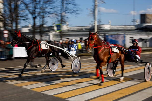 2020 Bilder des Jahres, Sport 02 Februar Sport Themen der Woche KW08 Sport Bilder des Tages (200223) -- MOSCOW, Feb. 23, 2020 -- Riders compete during a street harness race in Moscow, Russia, on Feb. 22, 2020. A street harness race was held here on Saturday, which was one lap sprint on the improvised street track. (Photo by Maxim Chernavsky Xinhua) RUSSIA-MOSCOW-STREET RACE BaixXueqi 