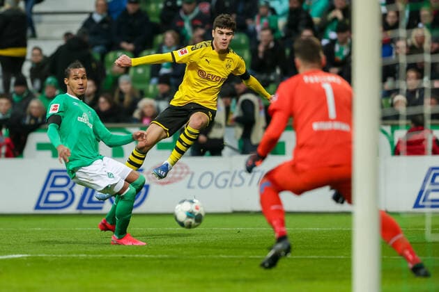 v.li.: Theodor Gebre Selassie (SV Werder Bremen, 23), Giovanni Reyna (Borussia Dortmund, BVB, 32) beim Torschuss, Torhüter, Torwart Jiri Pavlenka (SV Werder Bremen, 1), DIE DFL-RICHTLINIEN UNTERSAGEN JEGLICHE NUTZUNG VON FOTOS ALS SEQUENZBILDER UND ODER VIDEOA?HNLICHE FOTOSTRECKEN. DFL REGULATIONS PROHIBIT ANY USE OF PHOTOGRAPHS AS IMAGE SEQUENCES AND OR QUASI-VIDEO., 22.02.2020, Bremen (Deutschland), Fussball, Bundesliga, SV Werder Bremen - Borussia Dortmund