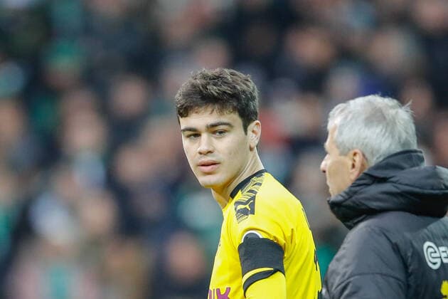 GER, 1.FBL SV Werder Bremen vs Borussia Dortmund 22.02.2020, wohninvest Weserstadion, Bremen, GER, 1.FBL SV Werder Bremen vs Borussia Dortmund, im Bild Lucien Favre (Trainer BVB) gibt Giovanni Reyna (Borussia Dortmund 32) Anweisungen.