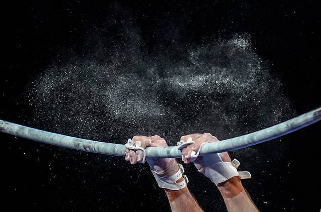2020 Bilder des Jahres, Sport 02 Februar Sport Themen der Woche KW08 Sport Bilder des Tages GYMNASTICS WORLD CUP 2020, A detail of the hands of Mitchell Morgans of Australia as he performs on the High Bar during the 2020 World Cup of Gymnastics at Melbourne Arena in Melbourne, Sunday, February 23, 2020. ( NO ARCHIVING, EDITORIAL USE ONLY, NO USE IN BOOKS WITHOUT CONSENT MELBOURNE VIC AUSTRALIA  Copyright: xSCOTTxBARBOURx 20200224001451118272
