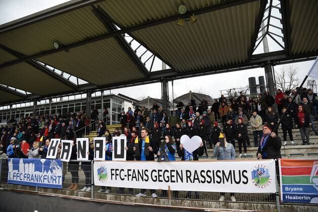 23.02.2020, GER, Frankfurt am Main, Stadion am Brentanobad, Frauenfussball, 1. Bundesliga, DIE LIGA, FLYERALARM Frauen-Bundesliga Saison 2019 2020 1. FFC Frankfurt - Bayer 04 Leverkusen Die Fans des FFC Frankfurt gedenken der Opfer von Hanau und protestieren gegen Rassismus und Diskriminierung DFL regulations prohibit any use of photographs as image sequences and or quasi-video