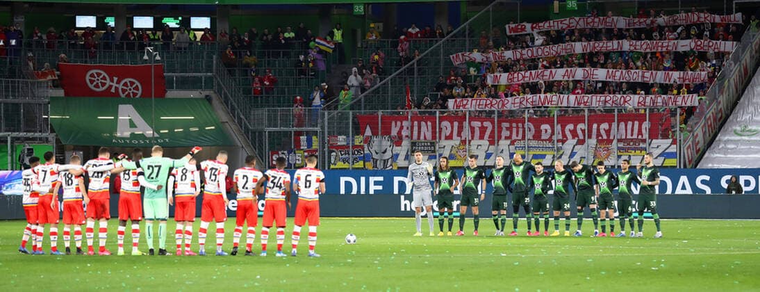 2020 Bilder des Jahres, Sport 02 Februar Sport Themen der Woche KW08 Sport Bilder des Tages VfL vs Mainz, 1. BL Wolfsburg, 23.02.2020, FUßBALL - VfL Wolfsburg vs 1. FSV Mainz 05, 1. BL, Saison 2019 20, Volkswagen Arena. Bild zeigt: Schweigeminute für Hanau DFL REGULATIONS PROHIBIT ANY USE OF PHOTOGRAPHS AS IMAGE SEQUENCES AND OR QUASI-VIDEO. Wolfsburg *** VfL vs Mainz, 1 BL Wolfsburg, 23 02 2020, FOOTBALL VfL Wolfsburg vs 1 FSV Mainz 05, 1 BL, Season 2019 20, Volkswagen Arena Picture shows minute of silence for Hanau DFL REGULATIONS PROHIBIT ANY USE OF PHOTOGRAPHS AS IMAGE SEQUENCES AND OR QUASI VIDEO Wolfsburg