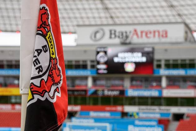 Bayer 04 Leverkusen vs FC Augsburg, Fussball Bundesliga, 23.02.2020 Eckfahne mit Bayer Logo beim Bundesligaspiel zwischen Bayer 04 Leverkusen und dem FC Augsburg am 23.02.2020 DFL regulations prohibit any use of photographs as image sequences and or quasi-video. , Leverkusen NRW Deutschland BayArena