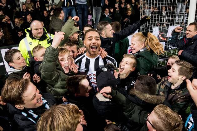 2020 Bilder des Jahres, Sport 02 Februar Sport Themen der Woche KW08 Sport Bilder des Tages Cyriel Dessers of Heracles Almelo with supporters during the Dutch Eredivisie match between Heracles Almelo and Ajax Amsterdam at Erve Asito stadium on February 23, 2020 in Almelo, The Netherlands Dutch Eredivisie 2019 2020 xVIxANPxSportx xRonaldxBonestrooxIVx 407171141