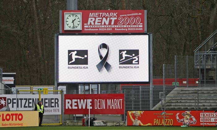 23.02.2020, xmohx, Fussball 2.Bundesliga, SV Sandhausen - Karlsruher SC emspor, v.l. Symbol, Zeichen, Emblem, Trauerflor 2.Bundesliga (DFL DFB REGULATIONS PROHIBIT ANY USE OF PHOTOGRAPHS as IMAGE SEQUENCES and or QUASI-VIDEO) Sandhausen