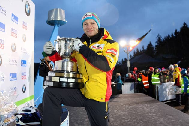 2020 Bilder des Jahres, Sport 02 Februar Sport Themen der Woche KW08 22.2.2020: Altenberg: Bob-WM: Francesco Friedrich mit Weltmeisterpokal *** 22 2 2020 Altenberg Bob World Championship Francesco Friedrich with World Champions Cup