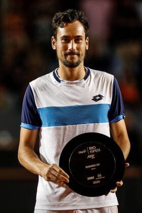 Italian Gianluca Mager shows the second place trophy after the defeat at the Rio de Janeiro Open after losing 2-0 against the Chilean Cristian Garín, in the city of Rio de Janeiro, Brazil, 23 February 2020. Chilean tennis player Cristian Garín, third favorite, won the title of the Rio de Janeiro Open, the only ATP, Tennis Herren 500 in South America on Sunday, adding four titles in five finals in the last eleven months; He guaranteed his entry to the Top 20 and completed nine straight wins this month. Garín, number 25 in the international classification of the ATP but that on Monday will ascend to the 18th place thanks to the points conquered in Rio, was imposed in the final to the Italian Gianluca Mager (128 ATP) by 7-6 (7-3) and 7-5 in a game of 1 hour and 44 minutes. EFE Antonio Lacerda Rio de Janeiro Open !ACHTUNG: NUR REDAKTIONELLE NUTZUNG! Copyright: xAntonioxLacerdax AME6548 97253499st