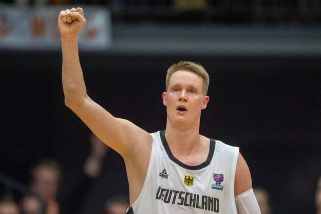 Robin BENZING (GER) ballt die Faust und jubelt ueber den Sieg, Jubel, jubeln, jubelnd, Freude, cheers, celebrate, Gestik, Geste, Schlussjubel, Brustbild, Basketball EM-Qualifikation, Gruppe G, Deutschland (GER) - Frankreich (FRA) 83:69, am 21.02.2020 in Vechta Deutschland. Â