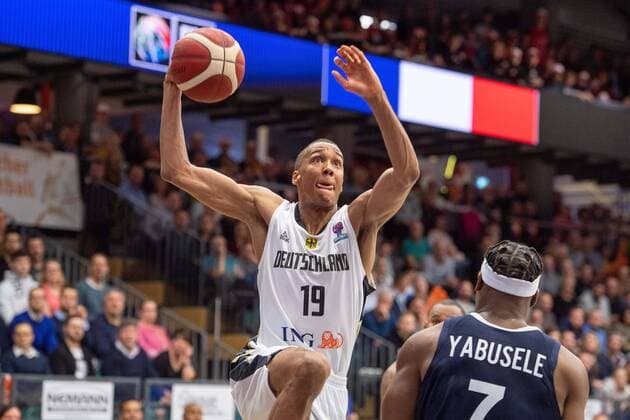 Louis OLINDE (li., GER) gegen Guerschon YABUSELE (FRA), Aktion, Zweikampf, Basketball EM-Qualifikation, Gruppe G, Deutschland (GER) - Frankreich (FRA) 83:69, am 21.02.2020 in Vechta Deutschland. Â
