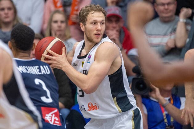 Christian SENGFELDER (GER) mit Ball, Aktion, Kampf um den Ball, Basketball EM-Qualifikation, Gruppe G, Deutschland (GER) - Frankreich (FRA) 83:69, am 21.02.2020 in Vechta Deutschland. Â