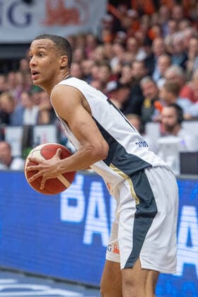 Louis OLINDE (GER) mit Ball, Einzelaktion mit Ball, Aktion, halbe Figur, Halbfigur, Hochformat, Basketball EM-Qualifikation, Gruppe G, Deutschland (GER) - Frankreich (FRA) 83:69, am 21.02.2020 in Vechta Deutschland. Â