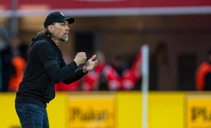 Fußball: 1. Bundesliga, Saison 2019 2020, 23. Spieltag, Bayer 04 Leverkusen - FC Augsburg am 23.02.2020 in der BayArena in Leverkusen (Nordrhein-Westfalen). Martin SCHMIDT (Trainer, FC Augsburg) halbe Figur, Gestik, Mimik, an der Seitenlinie, gibt Anweisungen, gibt Tips, DFL REGULATIONS PROHIBIT ANY USE OF PHOTOGRAPHS AS IMAGE SEQUENCES AND OR QUASI-VIDEO. Copyright: xChristopherxNeundorf Kirchner-Mediax