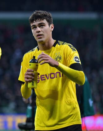 22.02.2020, xblx, Fussball 1.Bundesliga, SV Werder Bremen - Borussia Dortmund emspor, v.l. Giovanni Reyna (Borussia Dortmund), feiert feiern den Sieg mit den Fans (DFL DFB REGULATIONS PROHIBIT ANY USE OF PHOTOGRAPHS as IMAGE SEQUENCES and or QUASI-VIDEO) Bremen