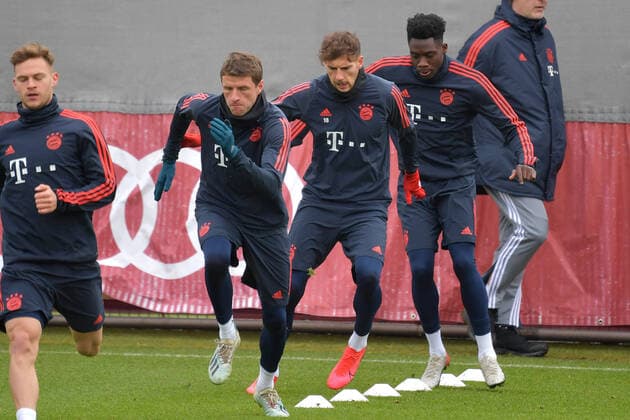 v.li:Joshua KIMMICH (Bayern Muenchen), Thomas MUELLER (MÜLLER,Bayern Muenchen), Leon GORETZKA (Bayern Muenchen), Alphonso DAVIES (Bayern Muenchen), Aktion.. Abschlusstraining FC Bayern Muenchen vor dem Champions League Spiel FC Chelsea-FC Bayern Muenchen . Fussball,am 24.02.2020. *** v li Joshua KIMMICH Bayern Muenchen , Thomas MUELLER MUELLER , Bayern Muenchen , Leon GORETZKA Bayern Muenchen , Alphonso DAVIES Bayern Muenchen , Action Final Training FC Bayern Muenchen before the Champions League Game FC Chelsea FC Bayern Muenchen Football,on 24 02 2020