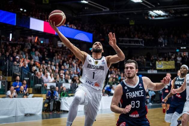 Basketball Vechta 21.02.2020 FIBA EuroBasket 2021 Qualifier Qualifikation Deutschland (GER) - Frankreich (FRA) Joshiko Saibou (Deutschland, No.01) Axel Julien (Frankreich, No.83)