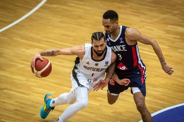 Basketball Vechta 21.02.2020 FIBA EuroBasket 2021 Qualifier Qualifikation Deutschland (GER) - Frankreich (FRA) Joshiko Saibou (Deutschland, No.01) David Benoit Michineau (Frankreich, No.03)