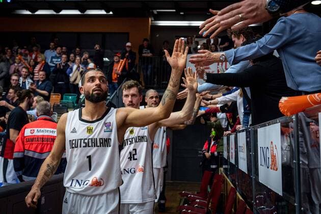 Basketball Vechta 21.02.2020 FIBA EuroBasket 2021 Qualifier Qualifikation Deutschland (GER) - Frankreich (FRA) Joshiko Saibou (Deutschland, No.01) Jubel mit Fans