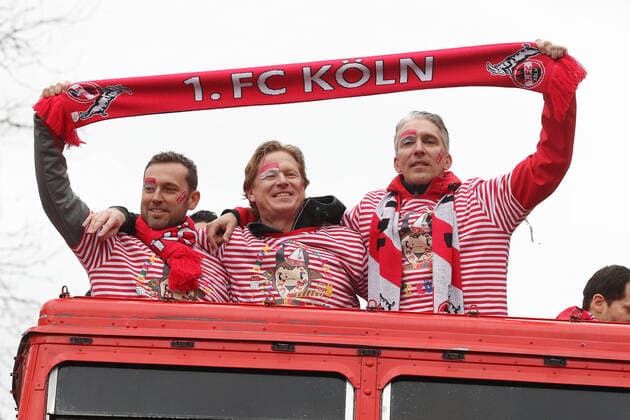Der Kölner Rosenmontagszug am Rosenmontag ist der Höhepunkt des rheinischen Karneval von links: Co-Trainer Andre Pawlak, Trainer Markus Gisdol, Co-Trainer Frank Kaspari (1.FC Köln) 24.02.2020