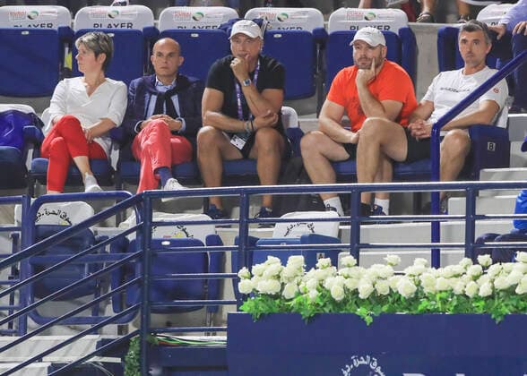 Novak Djokovic (SRB) Team, R-L Trainer, coach Goran Ivanisevic, Physiotherapeut, Milan Adamovic, Fitness Trainer Marco Panici Panici, Manager Edoardo Artaldi und PR Dame Elena Cappellaro sitzen in der Spielerloge Tennis - Dubai Duty Free Tennis Championships - ATP, Tennis Herren - Dubai Duty Free Tennis Stadium - Dubai - - United Arab Emirates - 24 February 2020. Copyright: xJuergenxHasenkopfx