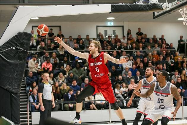 l-r: Christian Sengfelder 43 (Deutschland), Ovie Soko 00 (Großbritannien), Großbritannien vs Germany, Basketball, Qualifikationsspiel, EuroBasket 2021, 24.02.2020 Newcastle upon Tyne Newcastle upon Tyne England