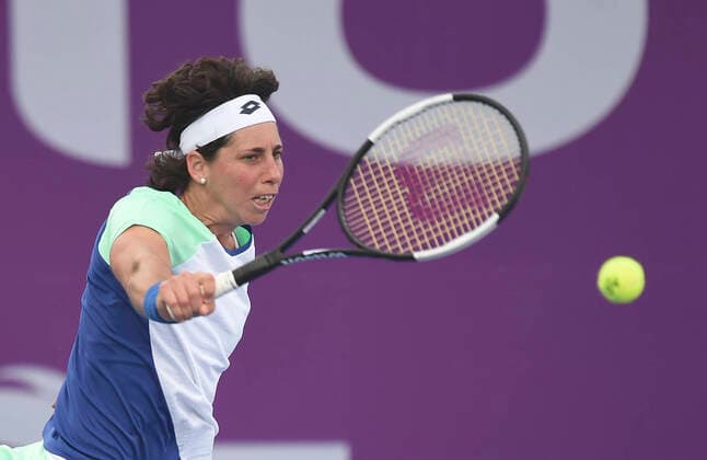 Tennis, WTA-Turnier in Doha (200225) -- DOHA, Feb. 25, 2020 (Xinhua) -- Carla Suarez Navarro of Spain hits a return during the women s singles first round match against Zhang Shuai of China at the 2020 WTA, Tennis Damen Qatar Open tennis tournament in Doha, Qatar, Feb. 24, 2020. (Photo by Nikku Xinhua) (SP)QATAR-DOHA-TENNIS-WTA-SINGLES 