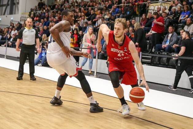 l-r: im Zweikampf, Aktion, mit Ovie Soko 00 (England) und Christian Sengfelder 43 (Deutschland), Grossbritannien vs. Deutschland, Basketball, Qualifikationsspiel, EuroBasket 2021, 24.02.2020 Newcastle upon Tyne Newcastle upon Tyne Grossbritannien