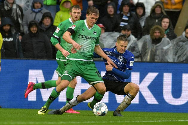 23-02-2020 pmk NC113660 Fussball Herren 2.Bundesliga Saison 2019 2020 DSC Arminia Bielefeld - Hannover 96 Timo HUEBERS (15) Hannover Cedric BRUNNER (27) Bielefeld