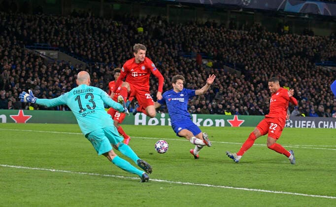 Sport Bilder des Tages 25.02.2020, Fussball UEFA Champions League 2019 2020, Achtelfinale, FC Chelsea London - FC Bayern München, im Stadion an der Stamford Bridge in London. Serge Gnabry (FC Bayern München) trifft zum 0:1 gegen Willy Caballero (FC Chelsea London)